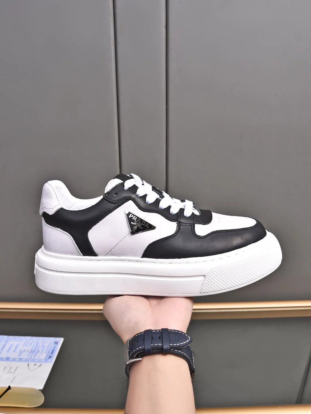 Men's shoes 💰500 Prada/Prada Men's new casual shoes, this upper is made of imported calfskin. The outside is decorated with the P family's classic metal triangle enamel logo, with cowhide lining and cowhide for the foot pads. The outsole is made of non-slip sports exclusive rubber outsole with logo, which feels good on the feet. It is a fashionable and fashionable item!  Size: 38-44 (45 customized)